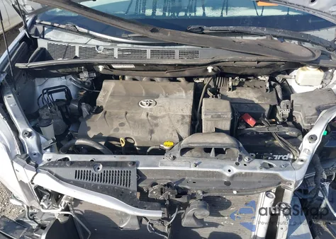 2016 Toyota Sienna Xle 8 Passenger z USA, uszkodzony, nr VIN 5TDYK3DC1GS712625